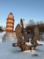 Мурманск. Мемориал «Морякам, погибшим в мирное время». Якорь закрывает фрагмент рубки подлодки Курск, которая установлена справа от башни.
